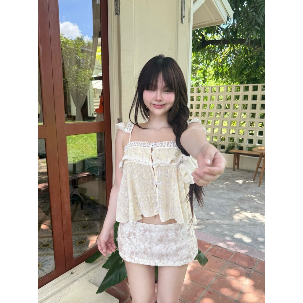 เสื้อสายเดี่ยวแขนระบายกระดุมแกะได้