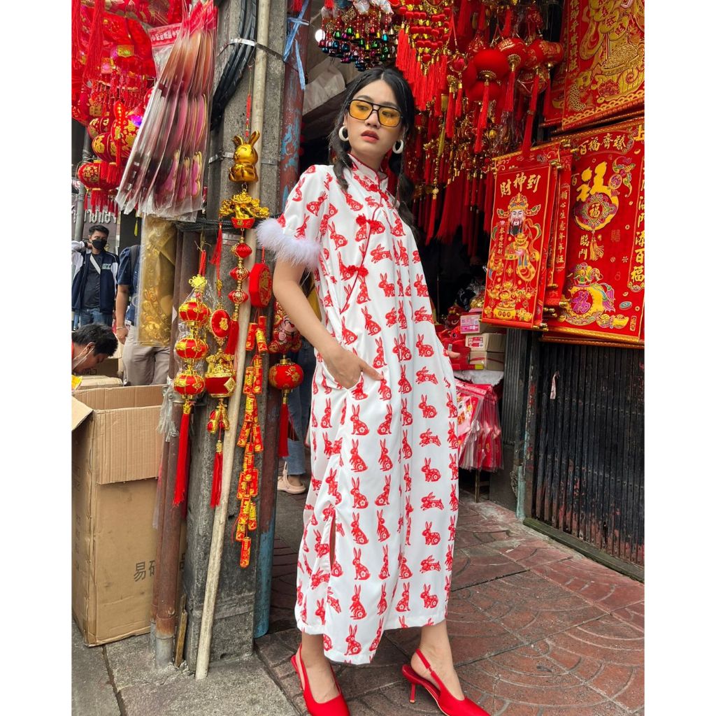 THONGYOY - Dress Qipao ขนนก Lucky Rabbit เดรสกี่เพ้าแต่งขนนกลายกระต่าย ชุดจีนแต่งขนนก - รูปที่ 5