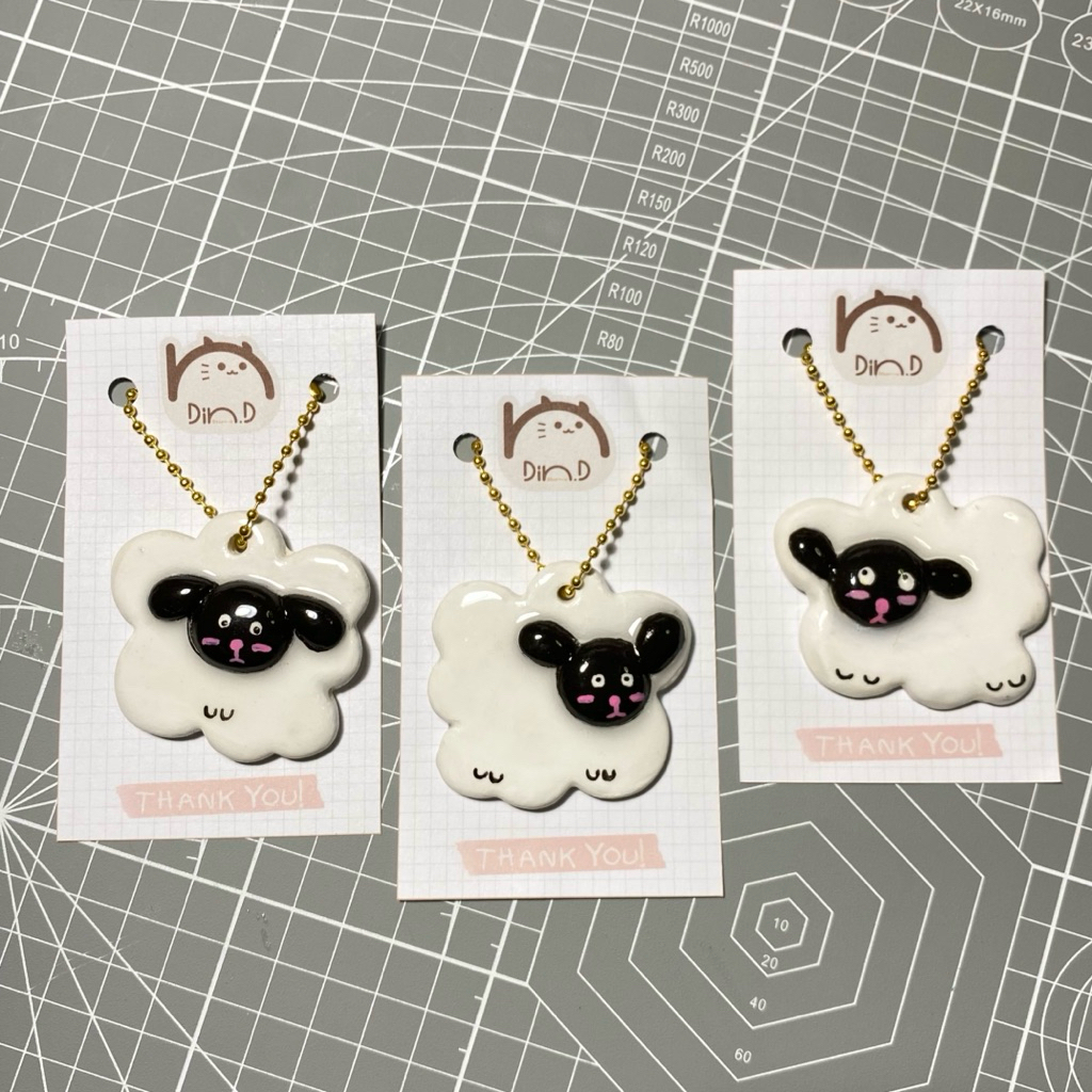 พร้อมส่ง 🫶🏻 ดินปั้นแฮนด์เมด พวงกุญแจ น้องแกะ 🐑 สุดน่ารัก 💗 ปั้นจากดินเยื่อกระดาษ เคลือบ UV Resin