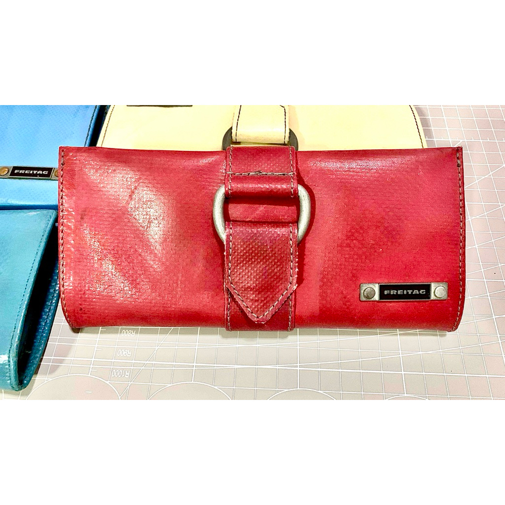 พร้อมส่ง - กระเป๋าสตางค์ FREITAG R302 Barry ป้ายเหล็ก / สี แดงสด 🚩สภาพดี ของแท้ 100%