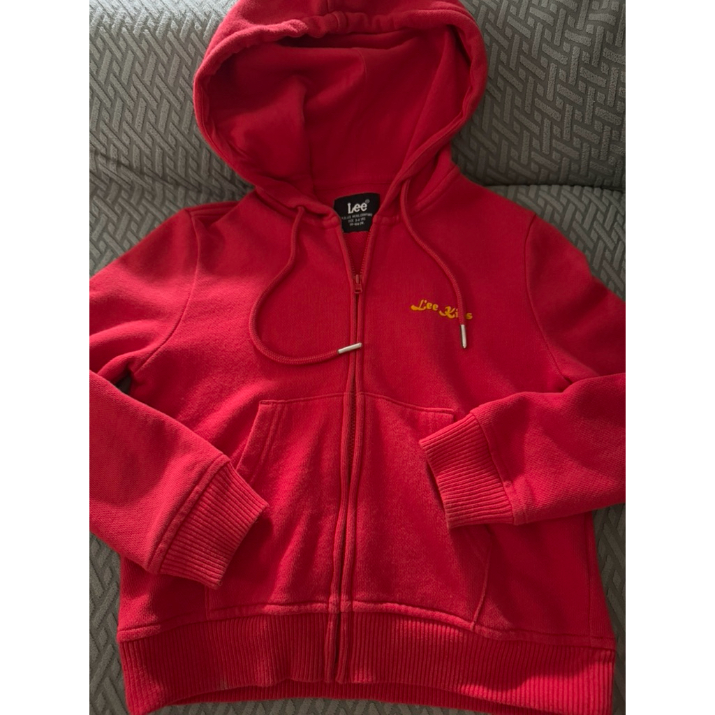 เสื้อคลุมเด็กกันหนาวมีฮู้ดสีเเดงยี้ห้อLeeมือสองสภาพใหม่มาก