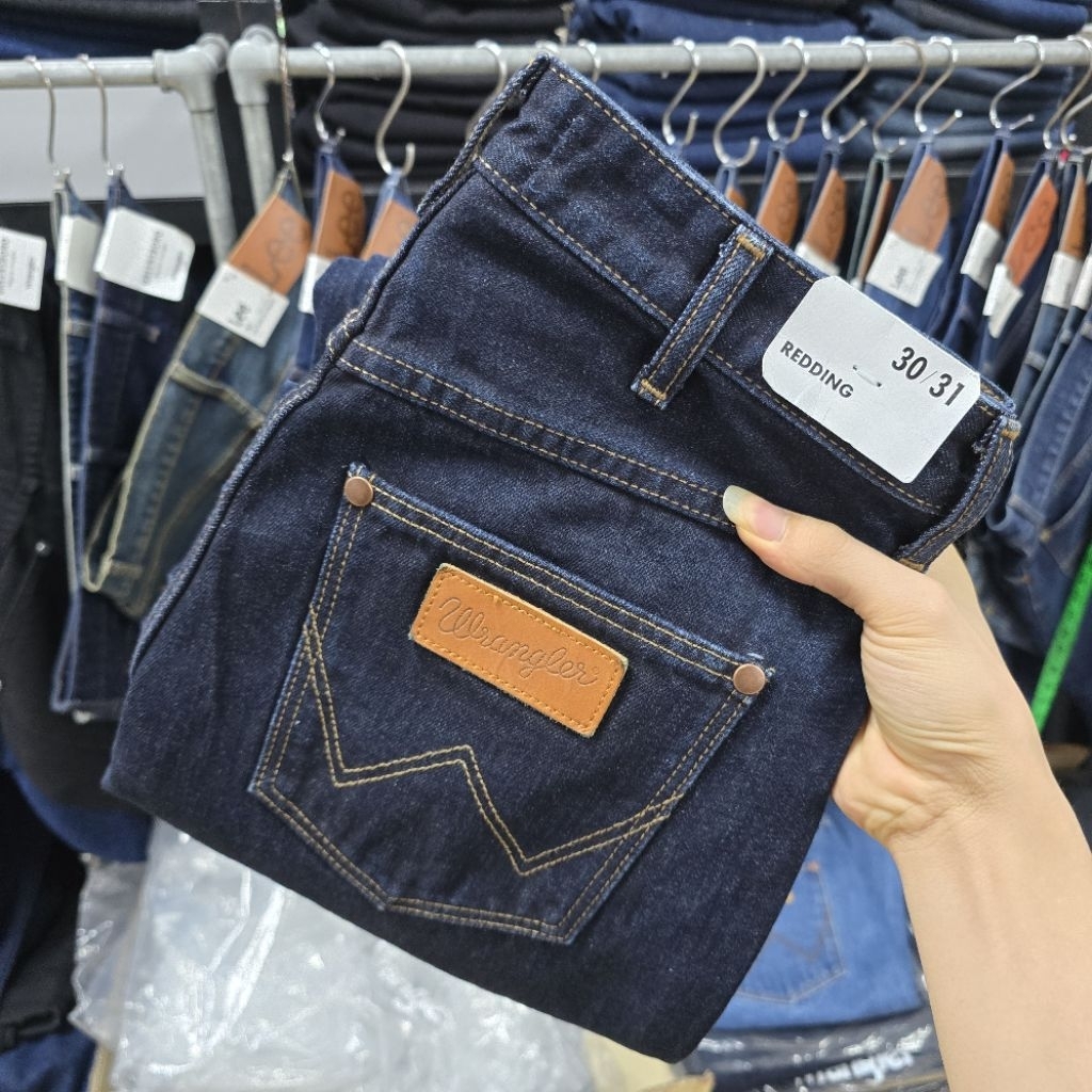 กางเกงยีนส์ Wrangler ผู้ชาย ทรงREDDINGกระบอกใหญ่ สียีนส์เข้ม ผ้าไม่ยืด รุ่น[MRDF50]