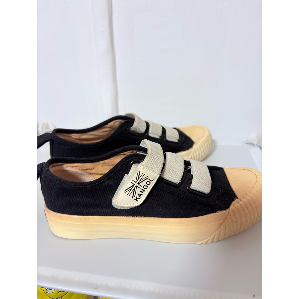 รองเท้าผ้าใบ มือสอง สีดำ ยี่ห้อKangol ใส่สบาย ที่แปะรองเท้าปรับได้ สภาพสวยมีร่องรอยการใช้งานนิดหน่อย