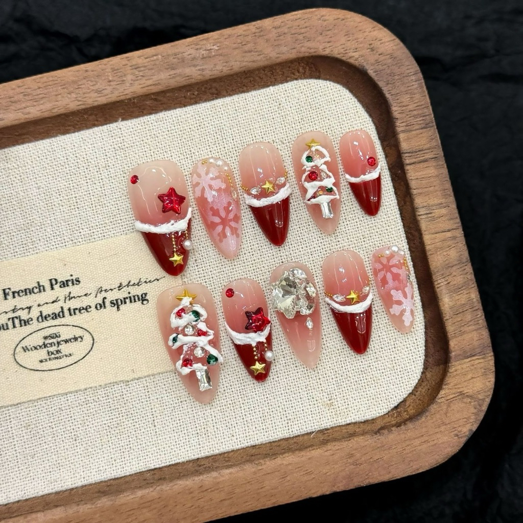 ฟรีกาว🍎Handmade A3090 ธีมคริสต์มาส (Christmas Nails) โทน แดง-ขาว-เงิน มีลายหิมะ ต้นคริสต์มาส และตกแต่งเพชรระยิบระยับ 🎄✨