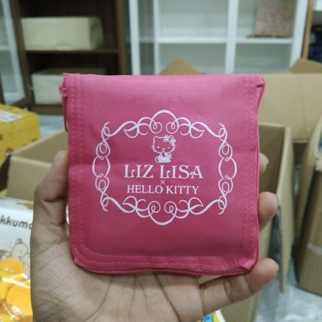 กระเป๋าผ้าหรือกระเป๋าใบเล็กที่เกิดจากความร่วมมือระหว่างแบรนด์แฟชั่นญี่ปุ่น LIZ LISA และตัวการ์ตูน He