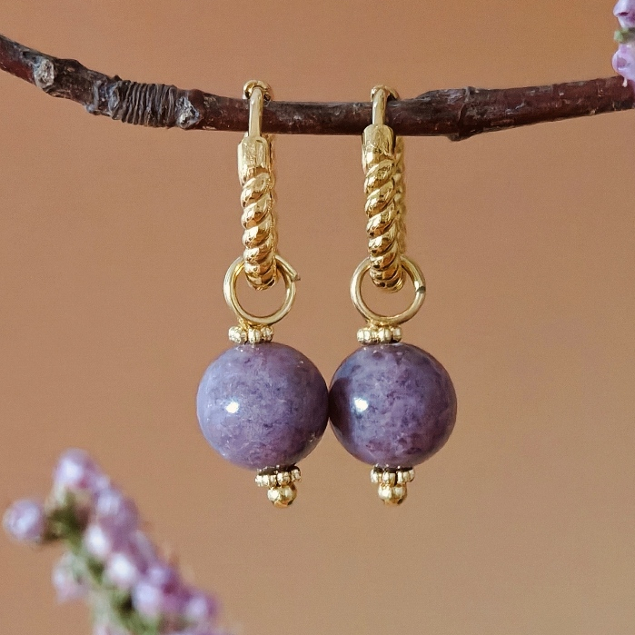 Vachana - Round Lepidolite Twisted Huggie Hoop Earrings (ต่างหูหินกลมเลพิโดไลต์แท้)