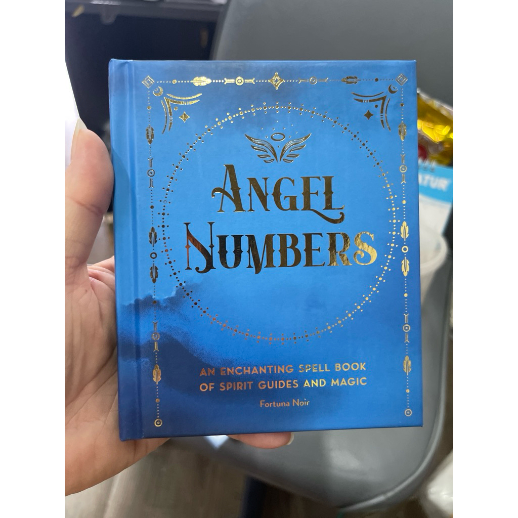 ANGEL NUMBERS: AN ENCHANTING SPELL BOOK OF SPIRIT GUIDES AND MAGIC มือ1 นอกซีล อาจมีตำหนิบ้าง ราคาเซล ปกแข็ง