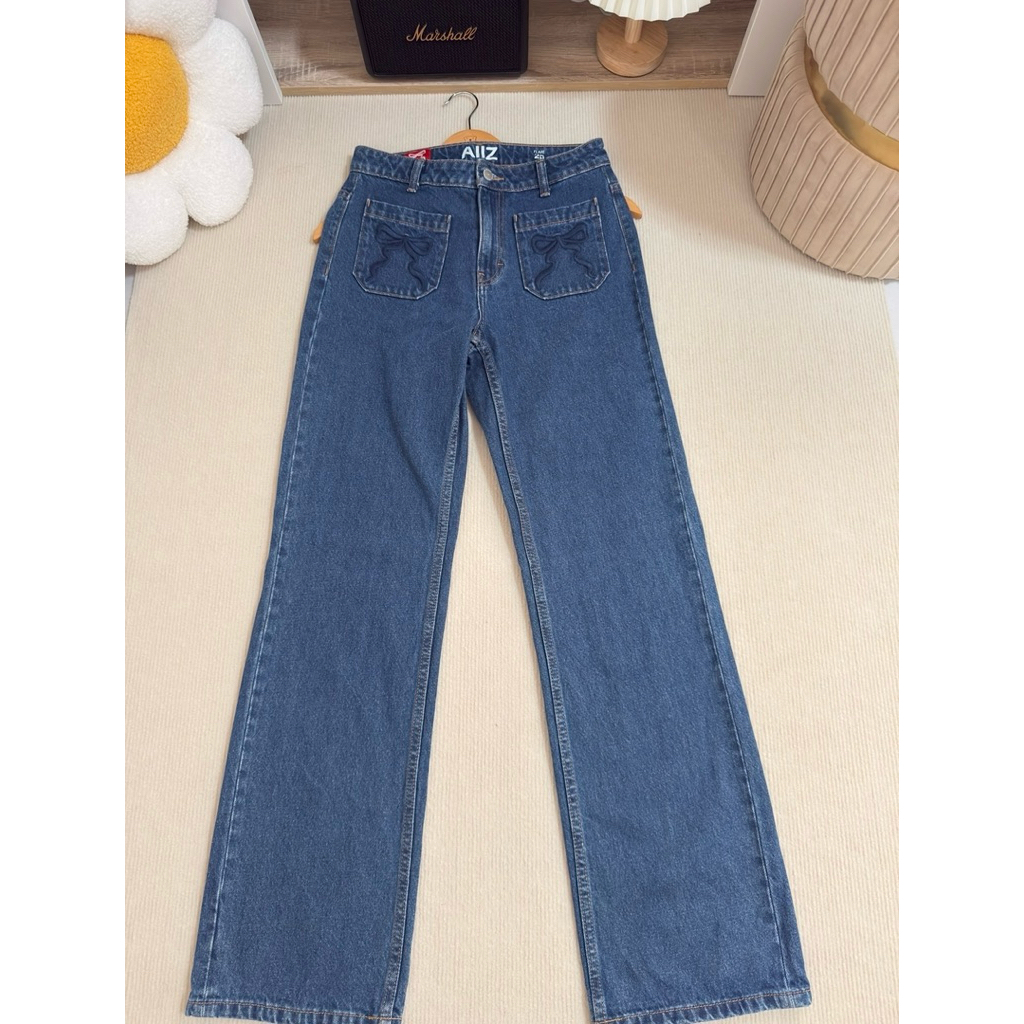 👖 AIIZ กางเกงยีนส์ผู้หญิงขายาวเอวสูงปานกลาง กระเป๋าปักโบว์👖