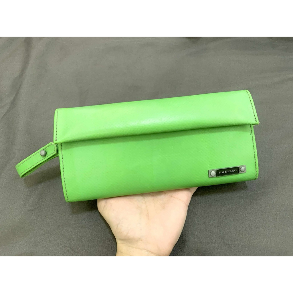พร้อมส่ง - กระเป๋าสตางค์  Freitag R304 Woodhull สี เขียว / ทรงยาว /  RARE ป้ายเหล็ก สภาพดี - ของแท้ 