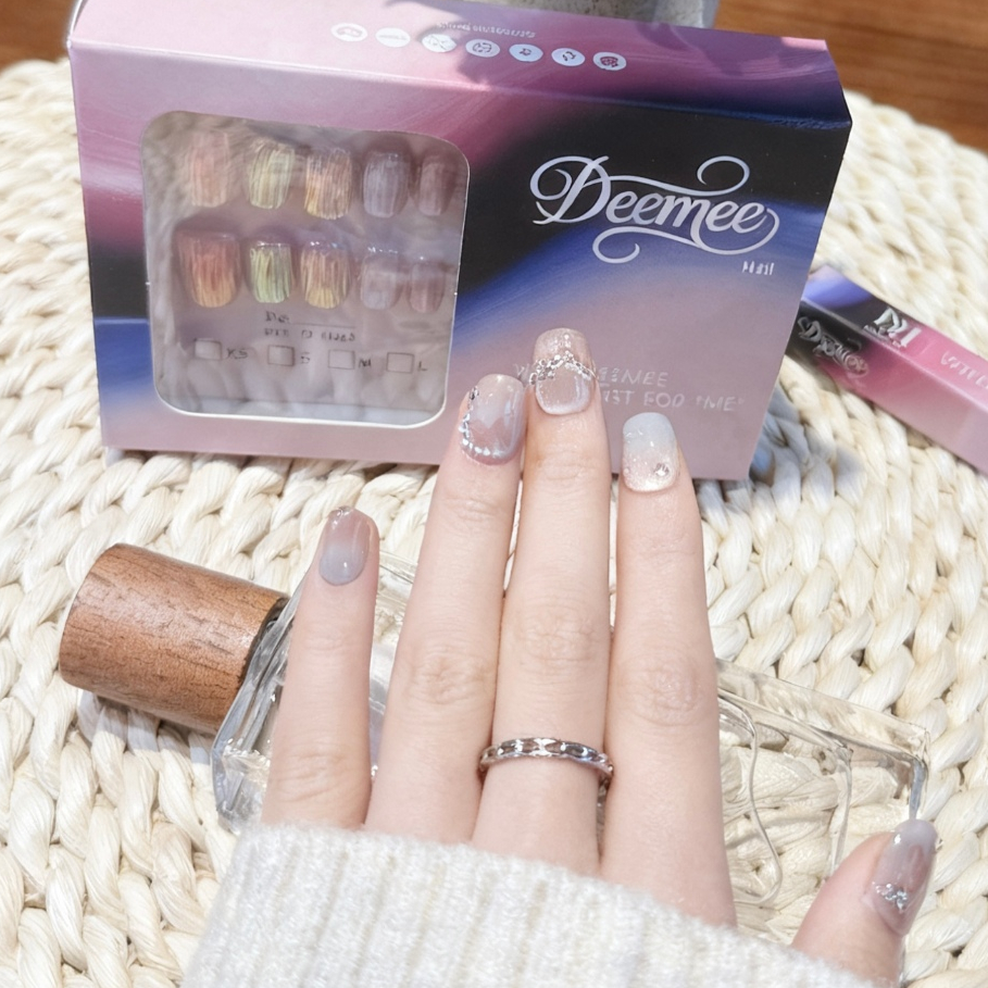 DeeMee เล็บปลอมมือทำสีชมพูหินไข่มุก ตัวเล็บกลมสั้น มุก+เพชร น้ำหนักงานเล็ก สดใส นุ่มนวล สินค้าพร้อมส่งจากไทย!