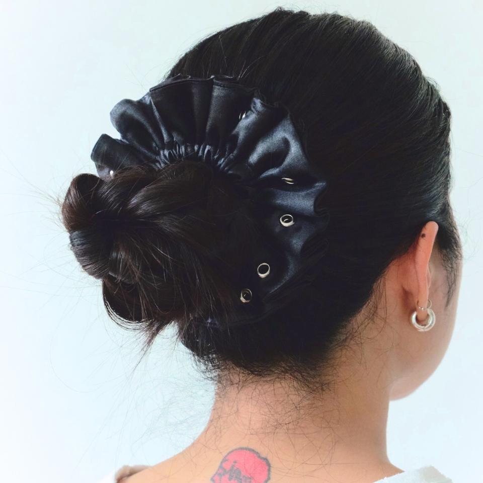 สครันชี่ Handmade ไซส์ XL ดีไซน์สีพื้น ตกแต่ง Studs - รูปที่ 3