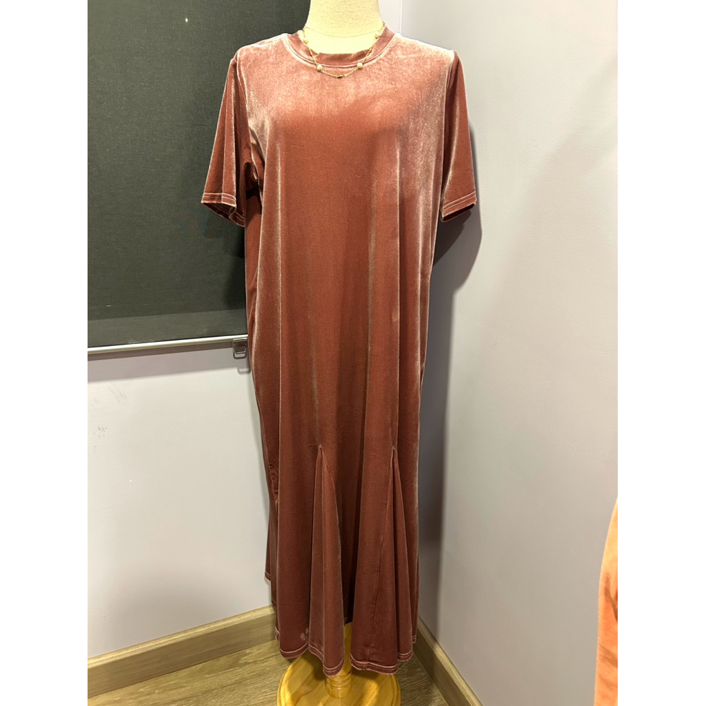 เดรสผ้ากำมะหยี่ สีชมพู Freesize  Brand ร้าน Simple Par