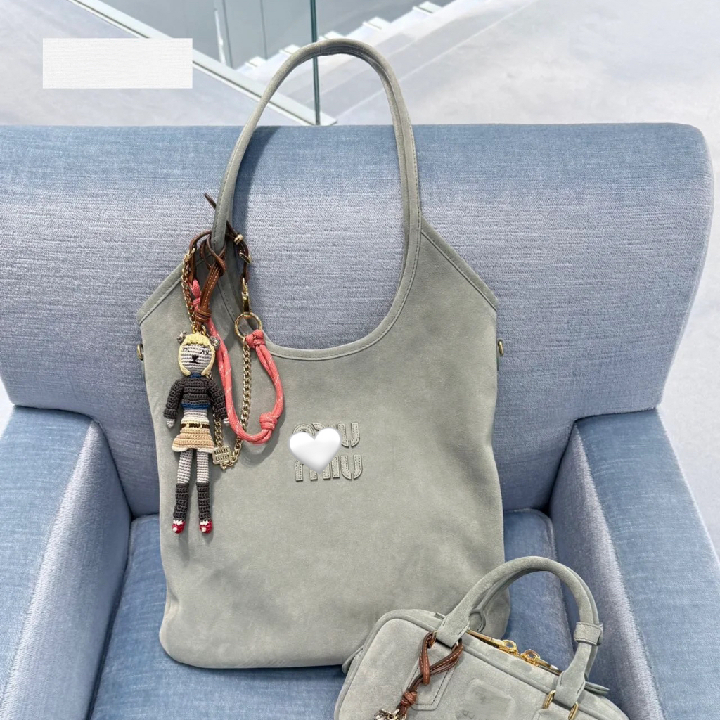 Pre order M1U 5BG231 กระเป๋าหิ้ว กระเป๋าถือ หนังกวางกำมะหยี่ 35*40CM