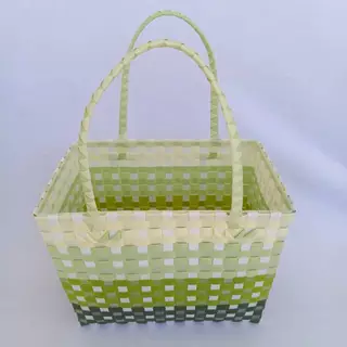 ตระกร้าจ่ายตลาดสานเส้นพลาสติก ขนาด 20 ยาว 30 สูง 23 CM ขอบปากตระกร้า ฐานตะกร้ากว้าง 16 ยาว26 สายสูง 19 CM ขอบปากระเป๋า