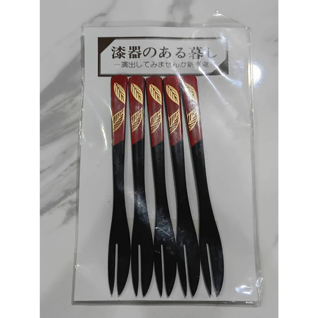 ชุดส้อมและช้อนขนาดเล็ก ทำจากเครื่องเขินวาจิมะ (Wajima-nuri) ซึ่งเป็นงานฝีมือดั้งเดิมของญี่ปุ่น งานญี