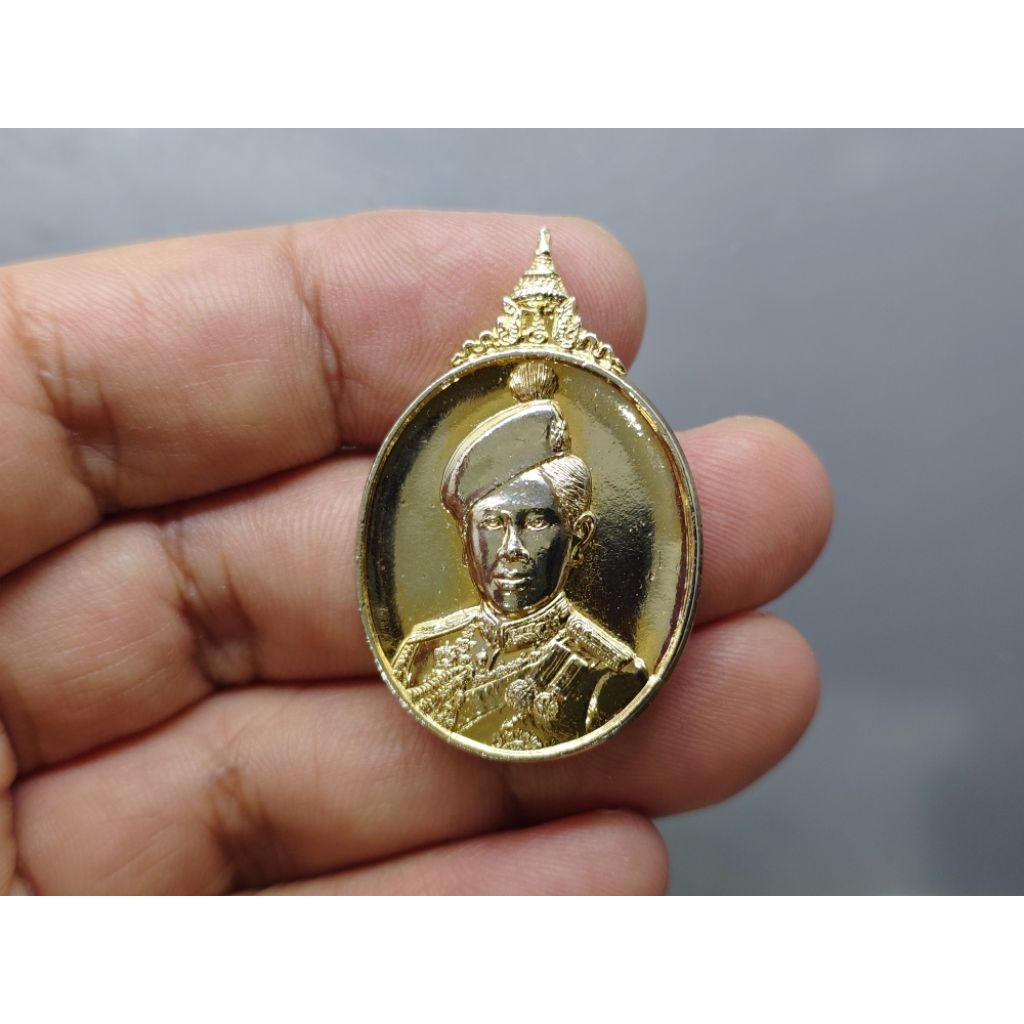 เข็มกลัด ที่ระลึกงานวันแม่แห่งชาติ 12 สิงหา พระบรมราชินีนาถ 73 พรรษา ราชินี เนื้อกาหลั่ยทอง ปี พ.ศ.2