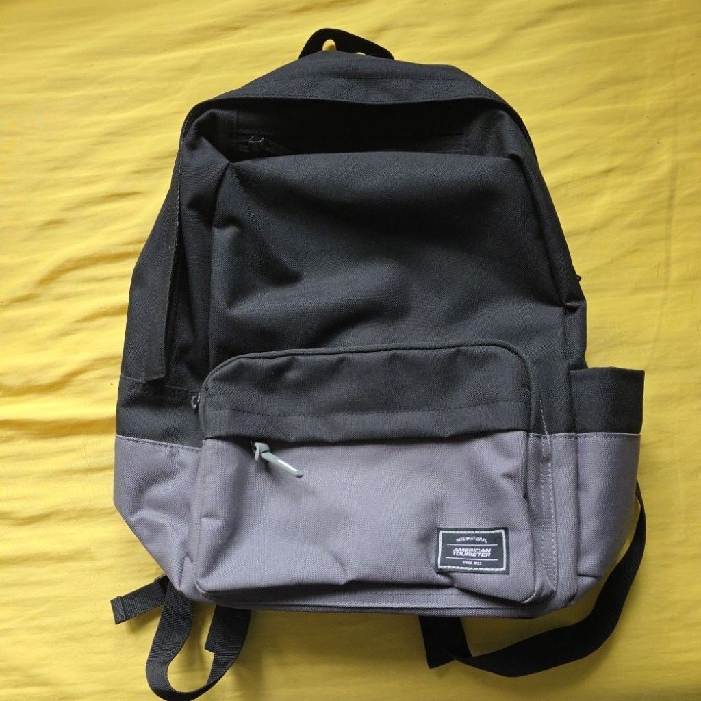 กระเป๋าเป้ สีดำ american tourister