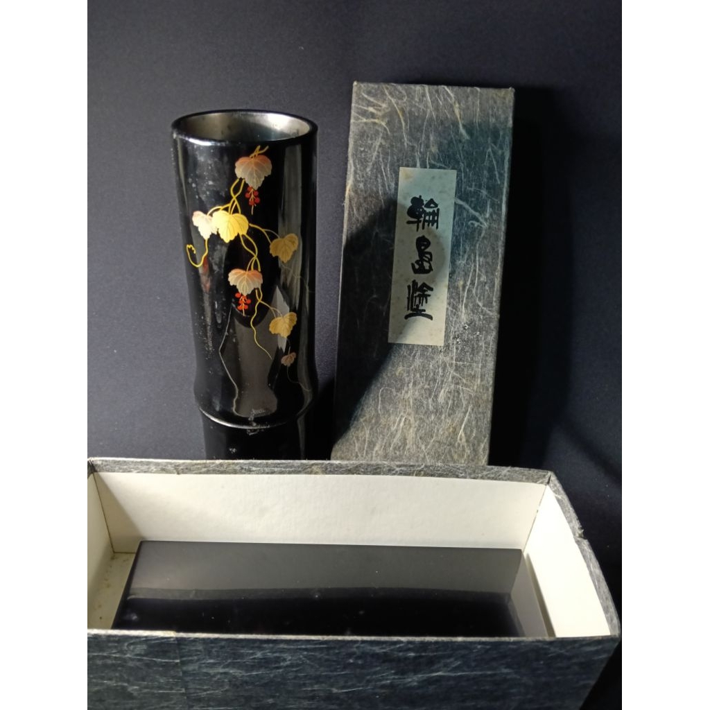 แจกันดอกไม้เคลือบเงาแบบ Wajima-nuri ซึ่งเป็นงานหัตถกรรมเคลือบเงาแบบดั้งเดิมของญี่ปุ่น 