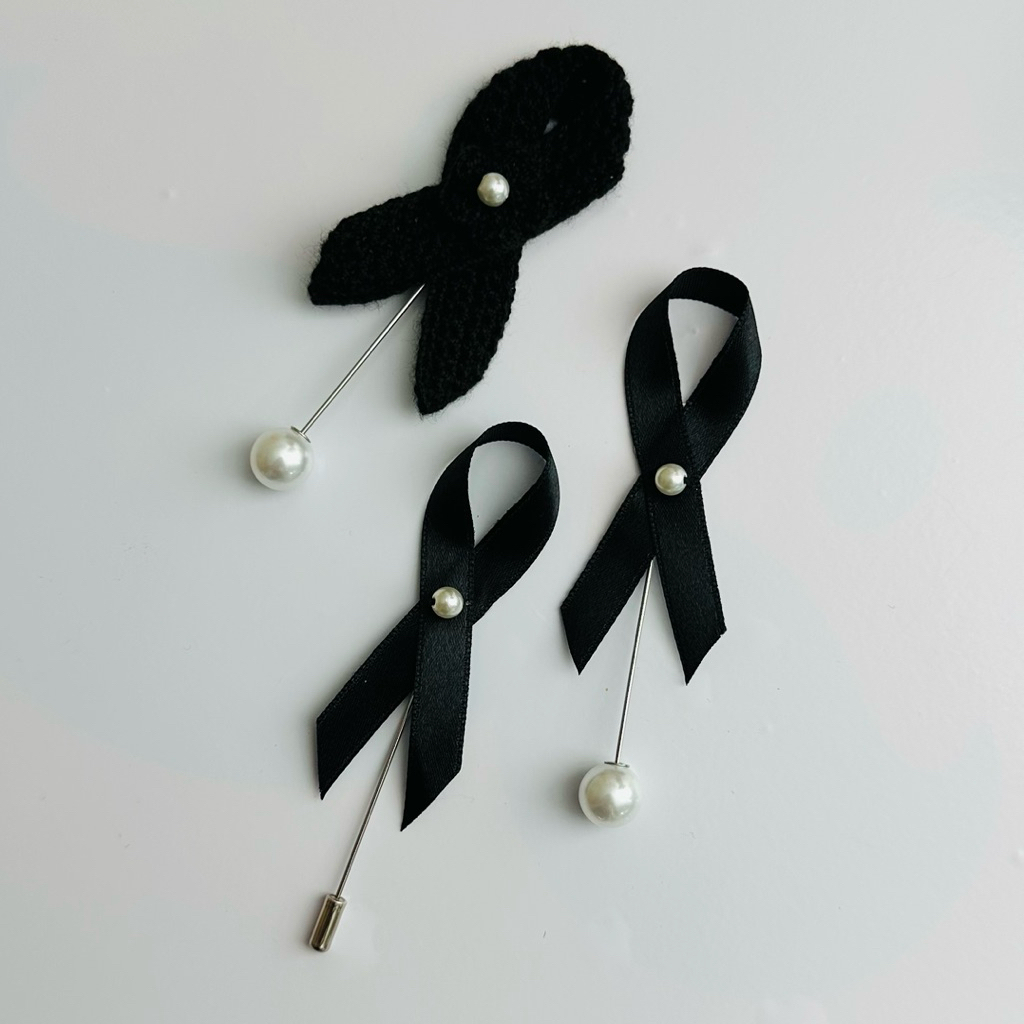 เข็มกลัดโบว์สีดำ(ชุดสีไหน ก็ไม่ดราม่า)