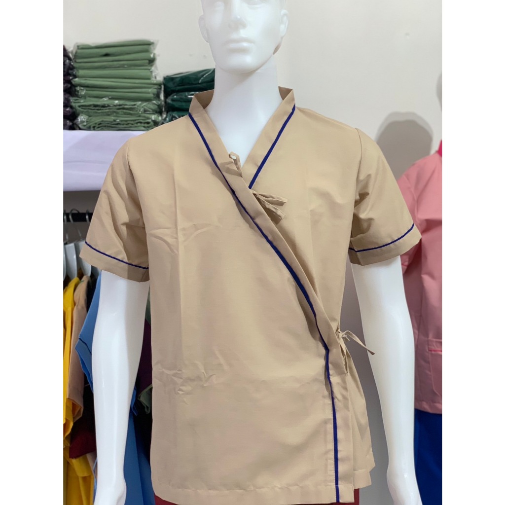 เสื้อคนไข้ เสื้ออย่างเดียว สีครีมเข้ม กิมโมโน กุ้นสีน้ำเงินตามคอและแขนและกระเป๋า 1 ใบ ผ้าคอมแอโร่ นิ่ม ใช้งานได้นาน