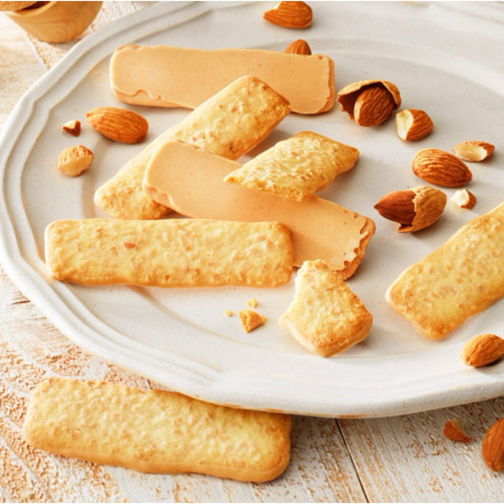 Royce' Baton Cookies Almond คุกกี้ที่ทำจากอัลมอนด์และเคลือบด้วยช็อกโกแลตกลิ่นอัลมอนด์