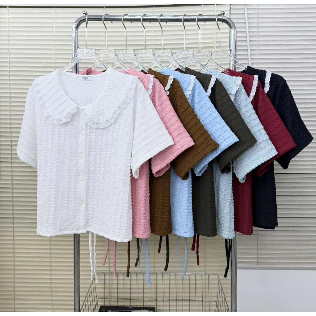 LANA เสื้อคอบัว แต่งระบายลูกไม้