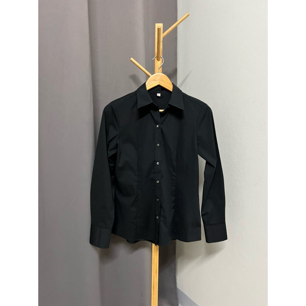 A043 เสื้อเชิ้ต Uniqlo สีดำมือสอง