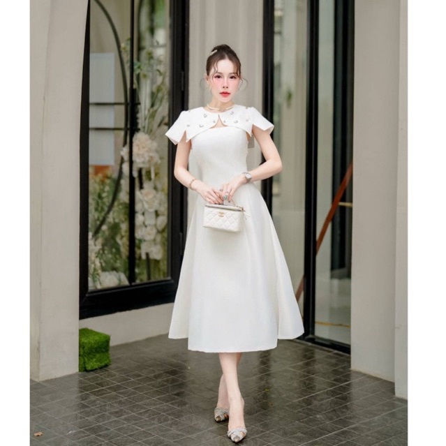 เดรสยาว เดรสสีขาว ปักเพชร ผ้าไหมอิตาลี่ อัดกาว งานบุญ งานบวช งานหมั้น ป้าย thanyacha