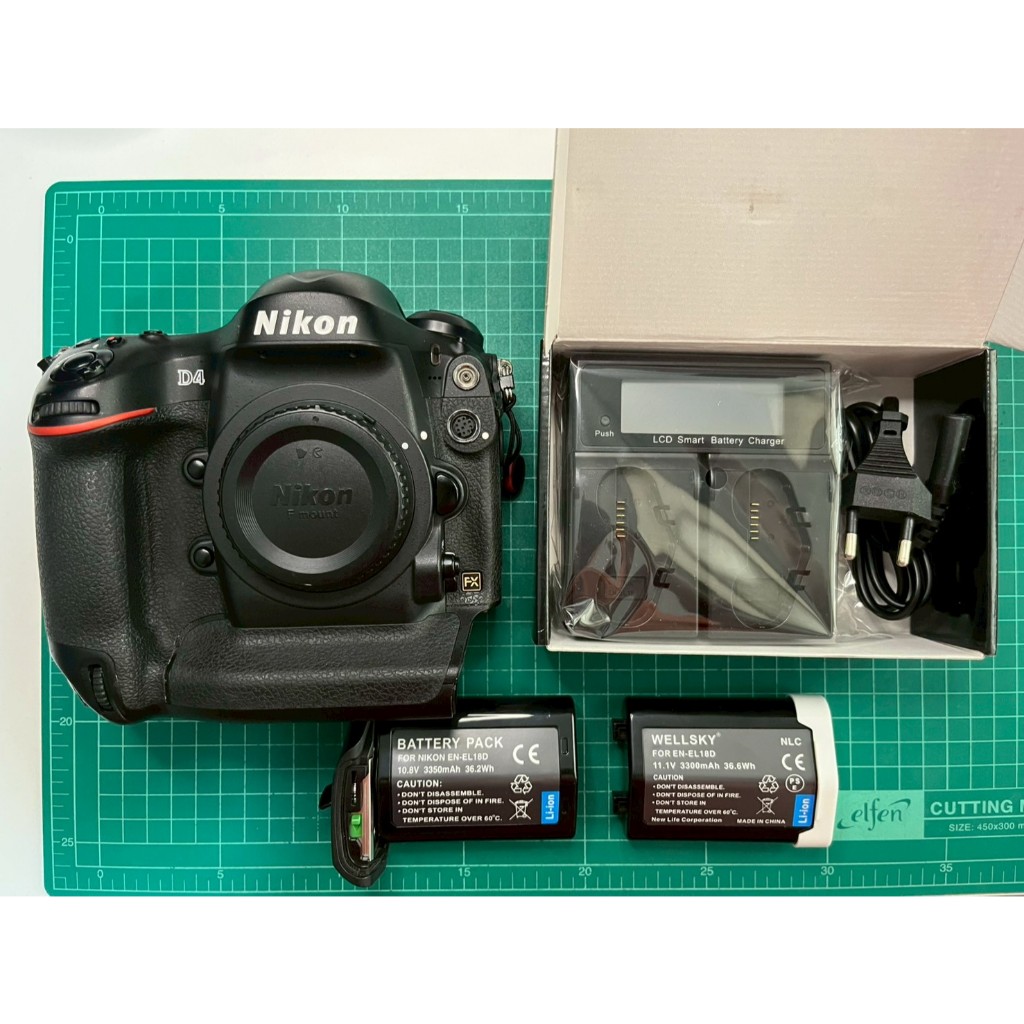 Nikon D4 w. Battery 2 Pack & Charger