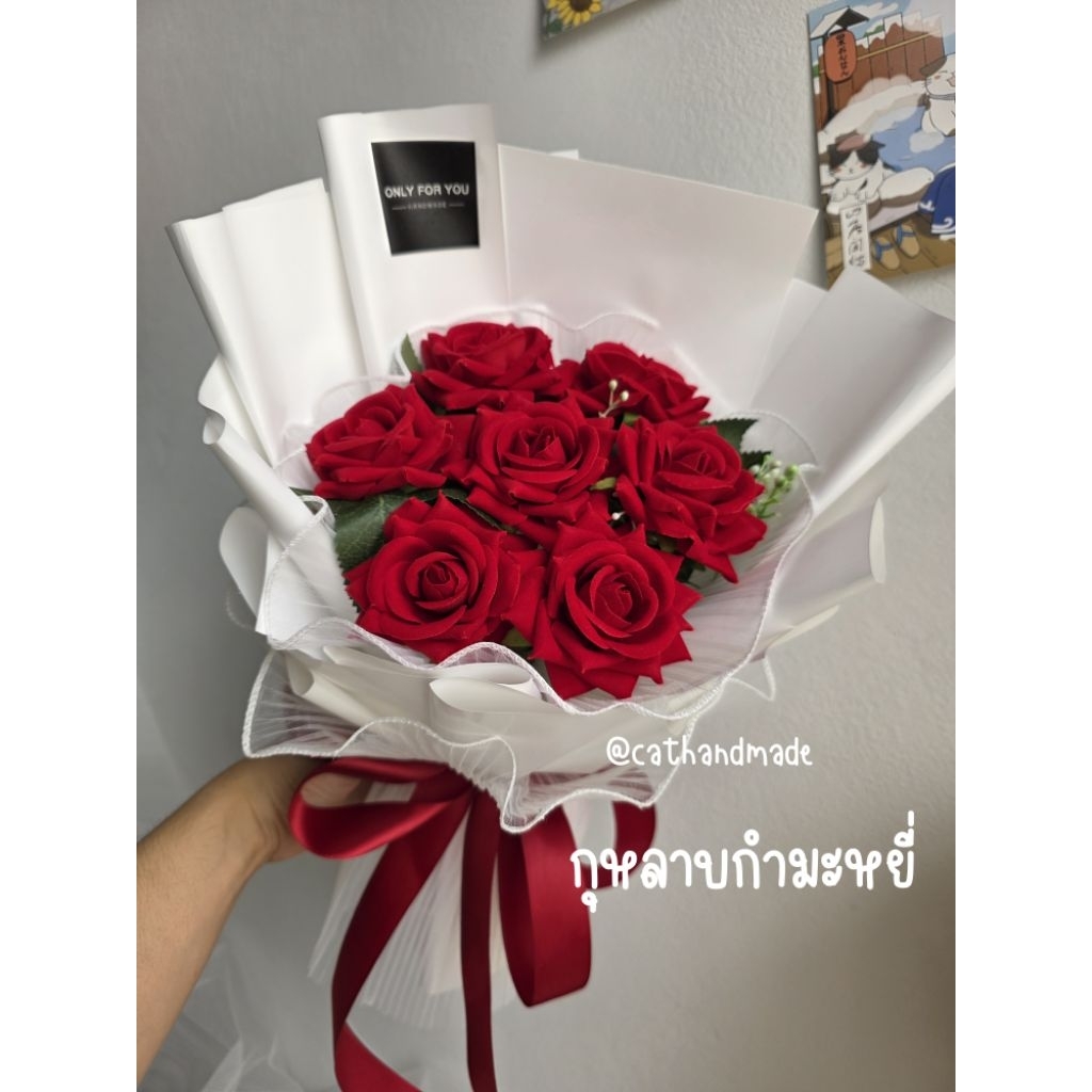 -CATHANDMADE- กุหลาบกำมะหยี่ 7 ดอก ขนาดช่อ 42 cm. ของขวัญรับปริญญา ช่อดอกไม้ ดอกไม้ประดิษฐ์