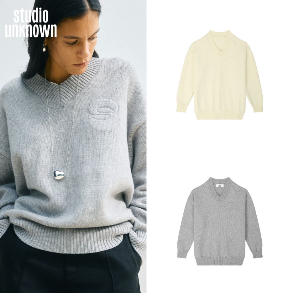 STUDIO UNKNOWN -  Fred Sweater เสื้อสเวตเตอร์นิตทอและเพิ่มเติมเทคนิคปั้มนูนโลโก้ S