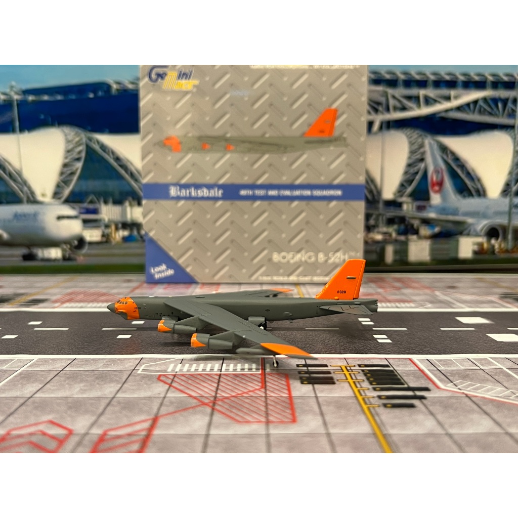Gemini Jets [GMUSA149] 1:400 USAF B-52H Stratofortress 61-0028 “Wolfpack” retro orange