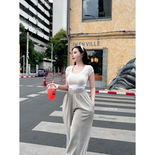 ชุดเซท 2 ชิ้น เสื้อครอปสีขาว กางเกงวอมสีเทาแต่งขอบ ใส่สบายๆ