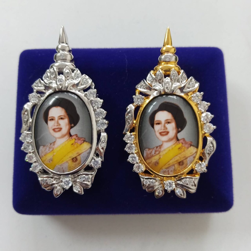 ล็อกเกตจี้พร้อมเข็มกลัดพระบรมฉายาลักษณ์พระพันปีหลวงล้อมเพชรczขนาด2.8*5cmชุบทอง2กษัตริย์และทองคำขาวงานจิวเวลรี่ไม่ติดกาว