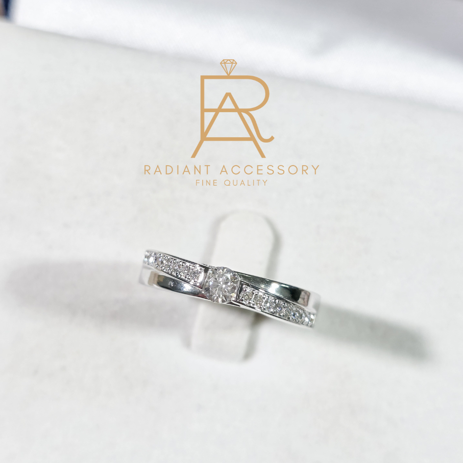 แหวนเงินแท้แหวนชายฝังเพชร Moissanite 0.3 กะรัต ทรงกลม พร้อมบ่าข้าง ชุบทองคำขาว