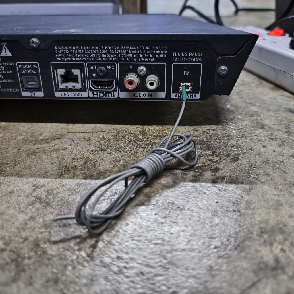 สายรับสัญญาณ FMใช้กับเครื่องเสียงโฮมเธียเตอร์รุ่นที่มีสายเสียบตัวจิ๋วใช้ด้วยกันได้ สายทำขึ้นเองใช้ทดแทนได้ปกติ