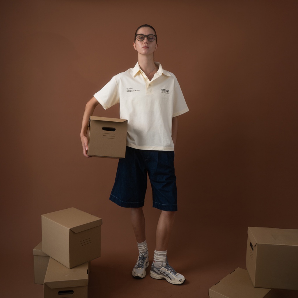 introvertwears. | Postal Cropped Polo (2 colors) เสื้อโปโล ทรงครอป โอเวอร์ไซส์ - รูปที่ 2