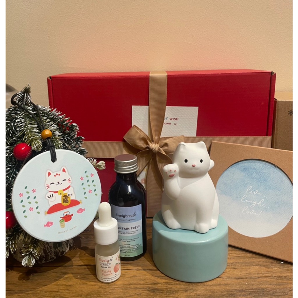 LIVELY BREEZE เครื่องหอมเซรามิกรูปแมวกวัก (Lucky Cat Ceramic Diffuser) HAND MADE in THAILAND