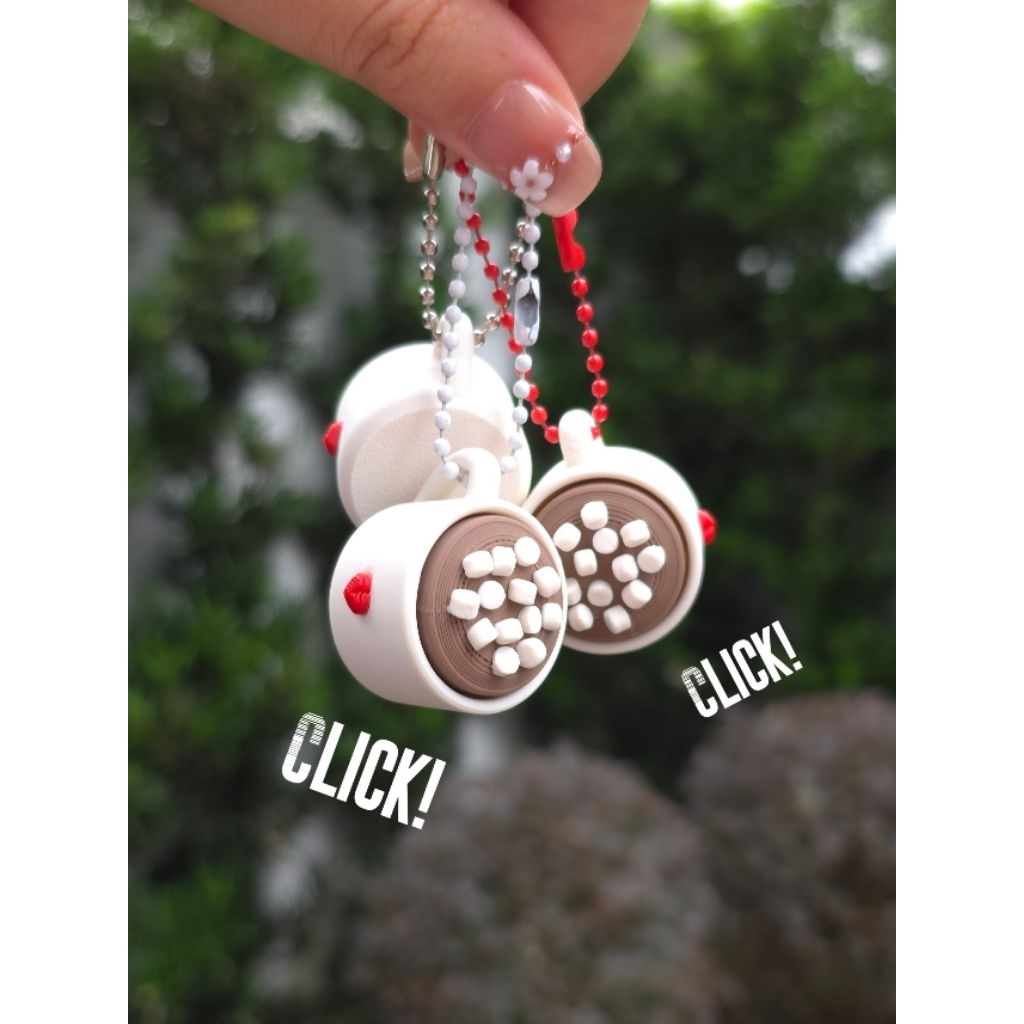 พวงกุญแจคลิกได้ Hot chocolate fidget keychain