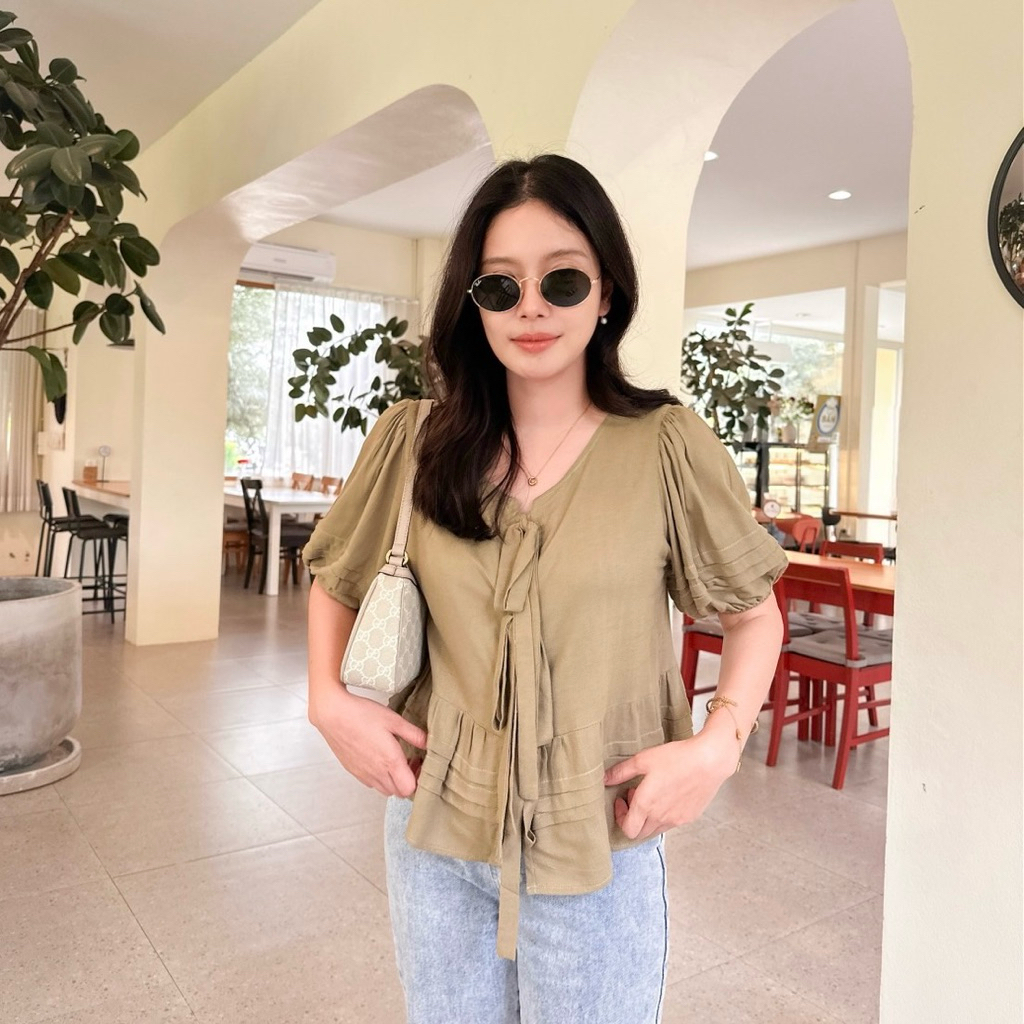 BAGEL BLOUSE เสื้อแพทเทิร์นน่ารัก ผ้าลินินเนื้อนิ่มทิ้งตัว ดีเทลผูกโบว์ด้านหน้า แขนพอง - รูปที่ 2