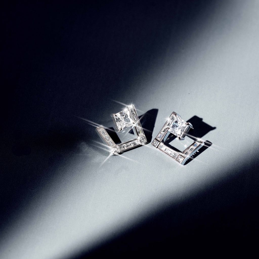 SWAN - The Laurence Twist Square Earring ต่างหูเงินแท้ ฝังเพชร CZ สะท้อนความหรูหรา