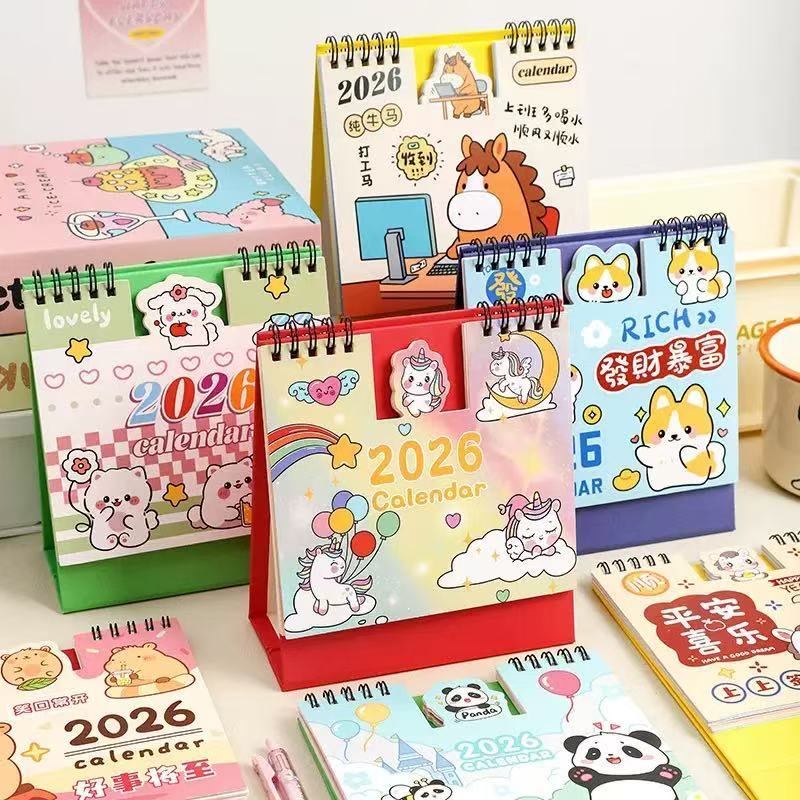 ปฏิทินตั้งโต๊ะลายการ์ตูน ปี 2026 เนื้อกระดาษด้านในเขียนโน้ตได้ ขนาด 15*16 ซม.ปฏิทินตั้งโตะ จัดส่งที่รวดเร็ว