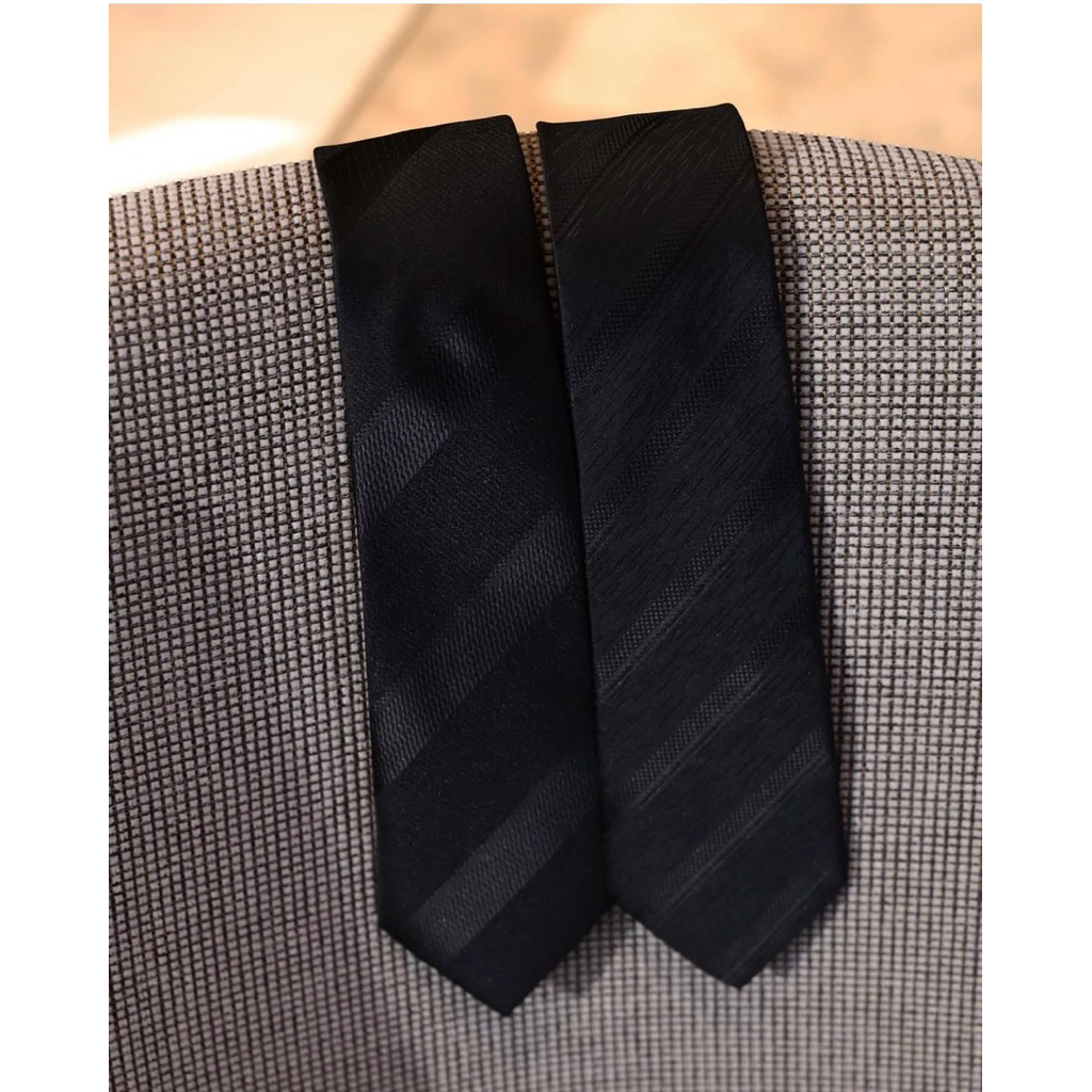 เนคไทด์สีดำลายทางเล็กใหญ่ Black stripe necktie