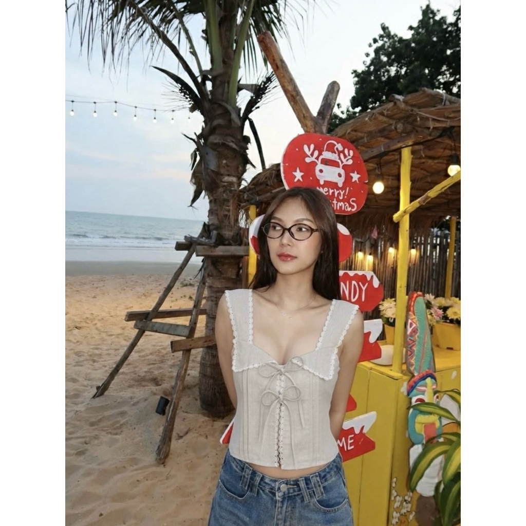 DBP เสื้อกล้ามคอปก แต่งขอบลูกไม้ ผูกโบว์ สีครีม Peekanong