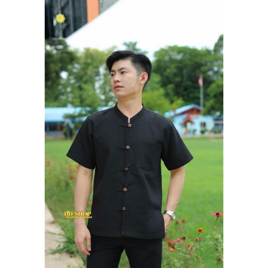 DD SHOP เสื้อพื้นเมืองชาย คอจีนสีดำ ตกแต่งกระดุมไม้มีกระเป๋าตรงหน้าอก ผ้าฝ้าย100% ขนาด40 42 44 46 48