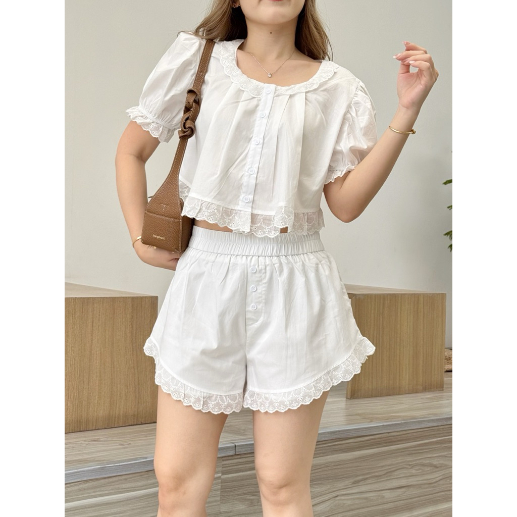 Pavlova Set ชุดเซ็ต เสื้อครอปแขนจั๊ม คู่กับกางเกงขาสั้น แต่งชายลูกไม้ฉลุ