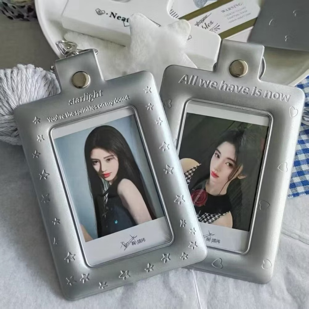 🩶พร้อมส่ง!เฟรมใส่การ์ด หนังสีเงิน พิมพ์ลาย มีตะขอห้อยกระเป๋า สวยมาก
