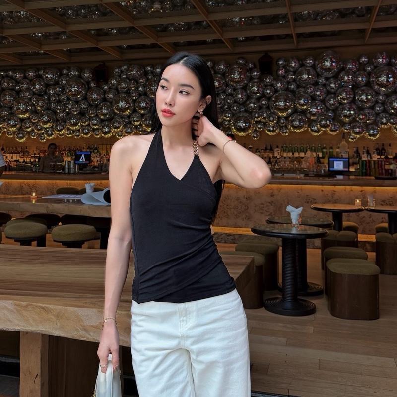 FASHION.NNN  เสื้อคล้องคอ แต่งอะไหล่โซ่ทองอ่อน ผ้าเล่นแสงสวยนุ่มยืดใส่สบาย ดีไซร์เก๋หรู