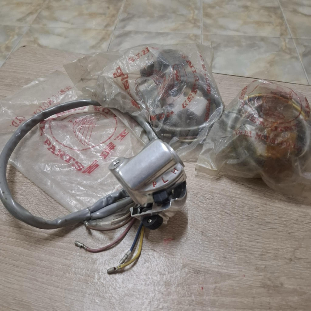 สวิทแฮนด์ข้างขวาเเท้ใหม่ญี่ปุ่น รถHonda S110,CL90,S90,S90z,CB100,SB90หรือรุ่นใกล้เคียง เเจ๊คสายไฟปั้