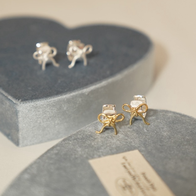 Club 9am - Pretty bow (silver/twotone) ต่างหู ต่างหูรูปโบว์